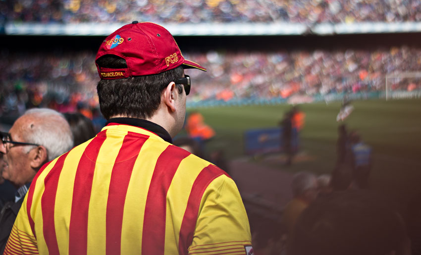 Ein Fan im Trikot mit den Farben von Katalonien