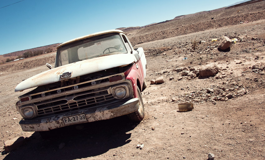 Altes Auto in der Atacamawüste