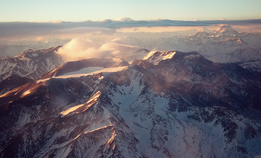 Die lange Flugzeit wird belohnt: Sonnenaufgang über den Anden beim Landeanflug auf Santiago