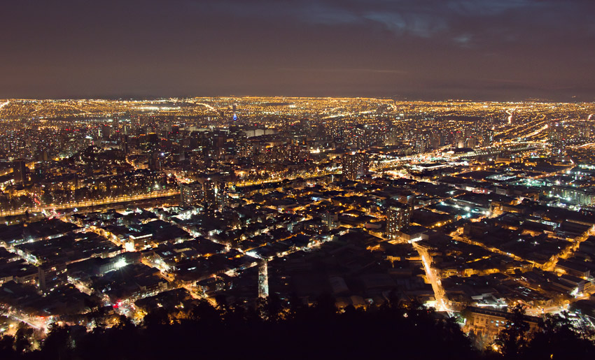 Santiago bei Nacht vom Cerro San Cristóbal aus gesehen