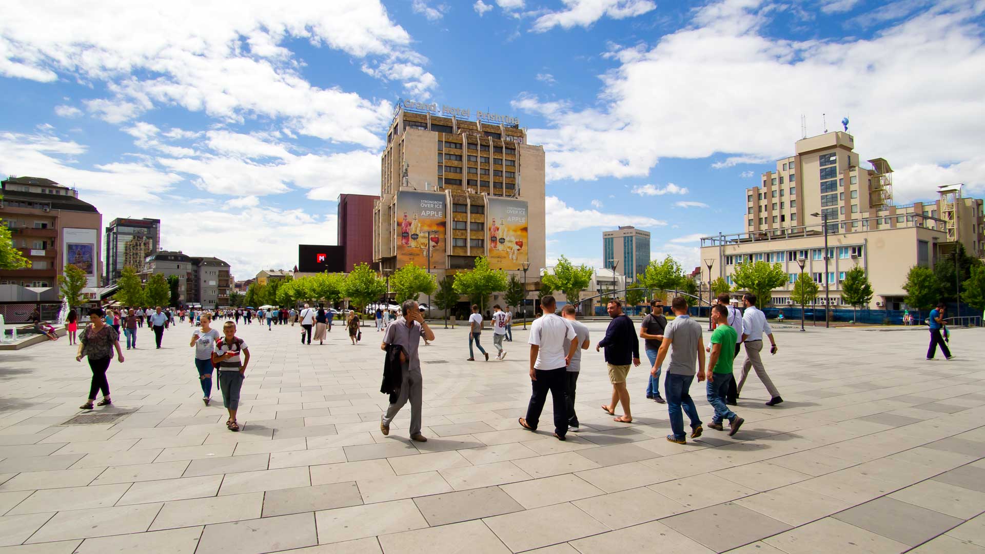 Passanten in Pristina