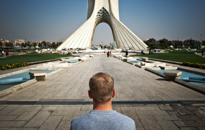 Ich beim Blick auf den Azadi Tower