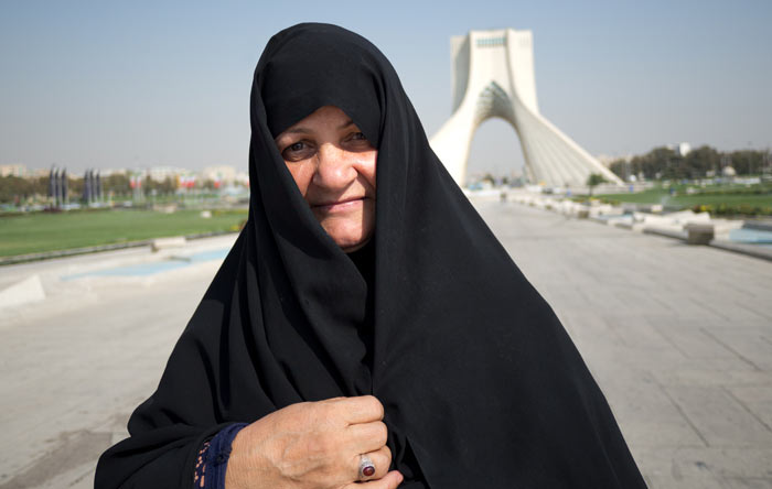 Eine Iranerin vor dem Azadi Tower