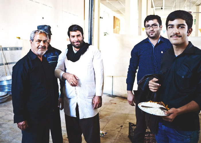 Ali (rechts) und weitere Gemeindemitglieder in der Moschee