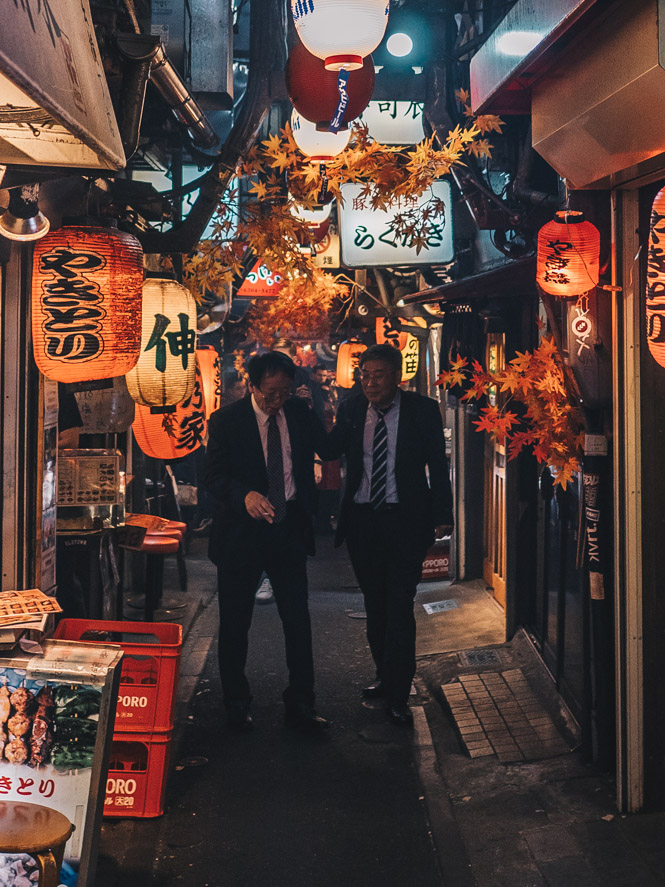 Geschäftsmänner in Omoide Yokocho